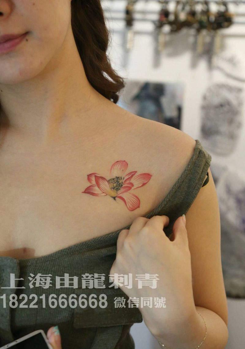 荷花纹身图片_清新胸部纹身图案