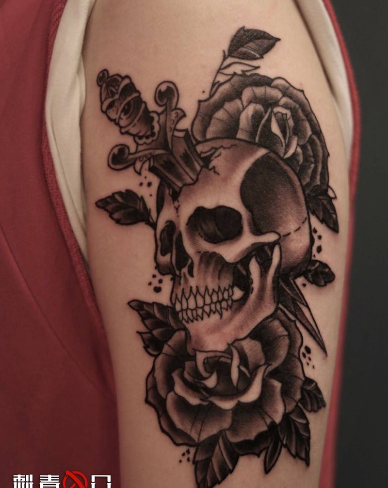 骷髅玫瑰纹身图片_臀部欧美写实New School骷髅玫瑰匕首纹身图案