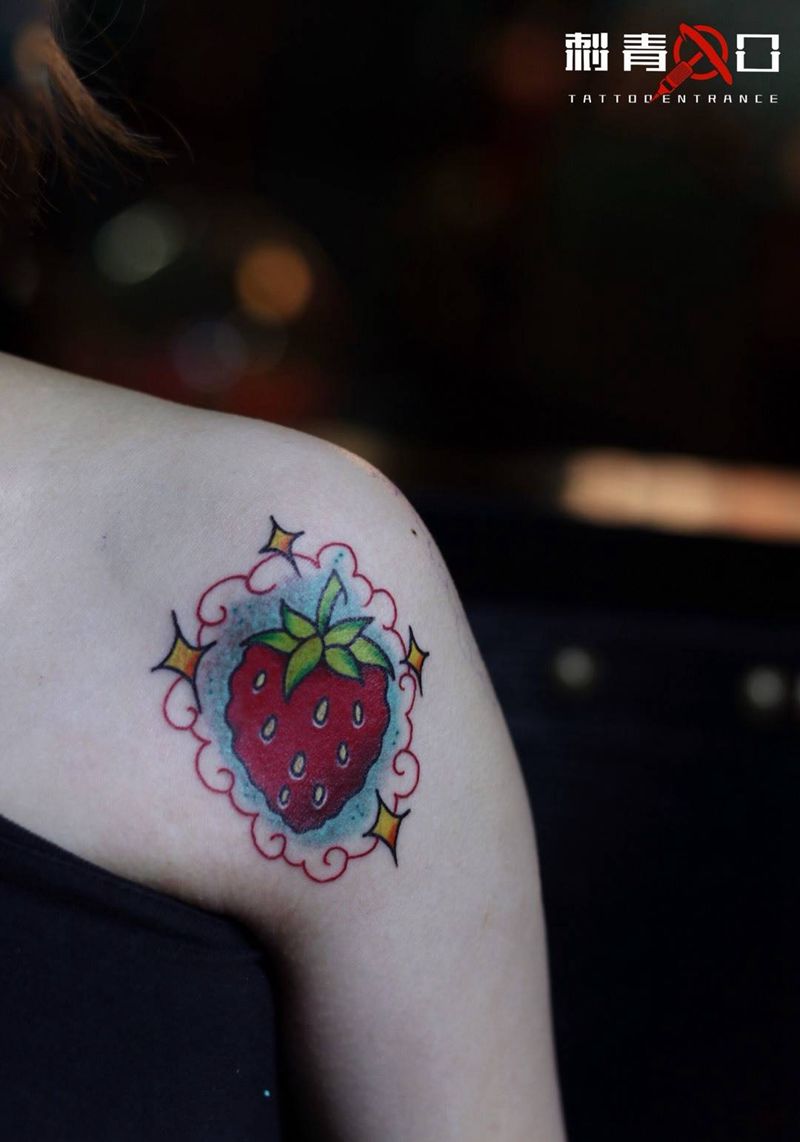一颗草莓纹身图片_肩部欧美写实清新植物草莓纹身图案