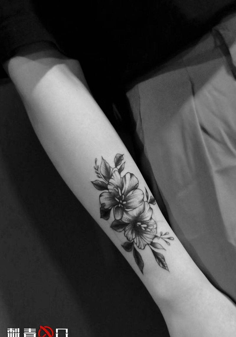 小臂素花遮盖纹身图片