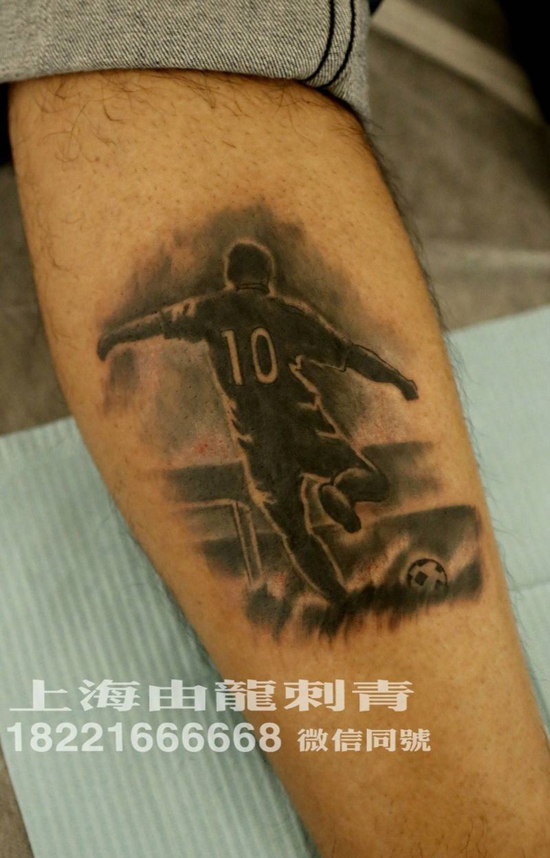足球⚽纹身图片_人物写实腿部纹身图案