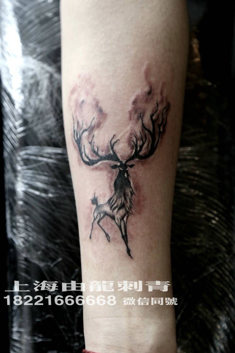 鹿纹身图片_欧美清新动物手臂纹身图案