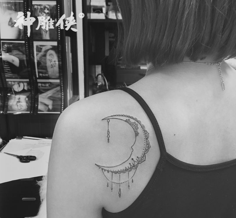 月亮弯弯纹身图片_肩部成品欧美清新几何图腾纹身图案