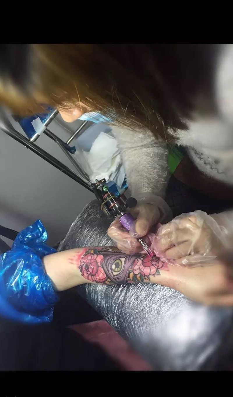 女纹身师纹身图片