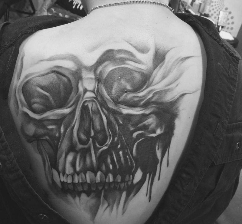 骷髏（遮蓋）纹身图片_成品背部欧美写实静物設計潑墨男孩紋身纹身图案
