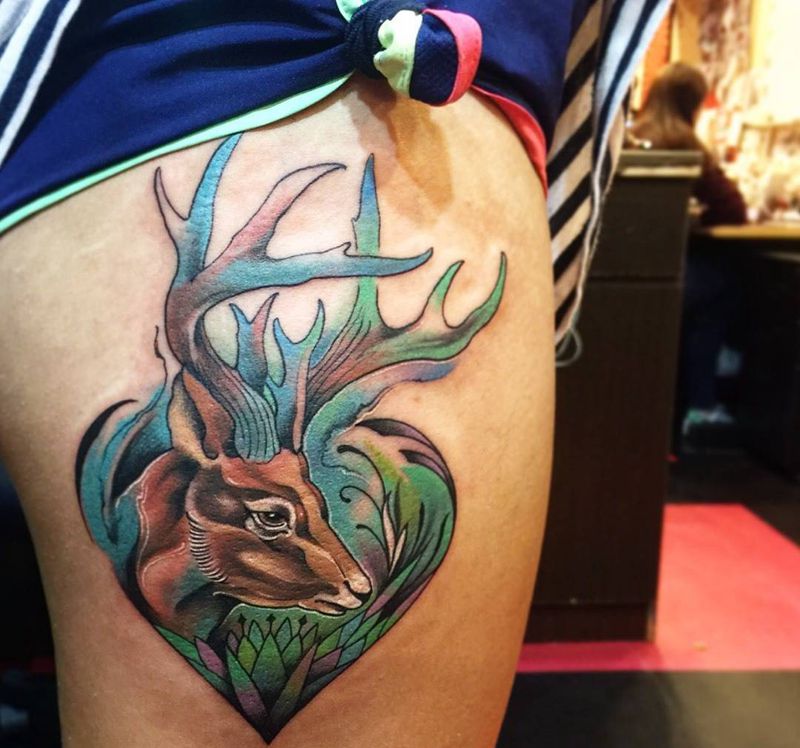 Deer纹身图片_成品臀部欧美清新原创动物女孩紋身水彩暈染設計潑墨纹身图案