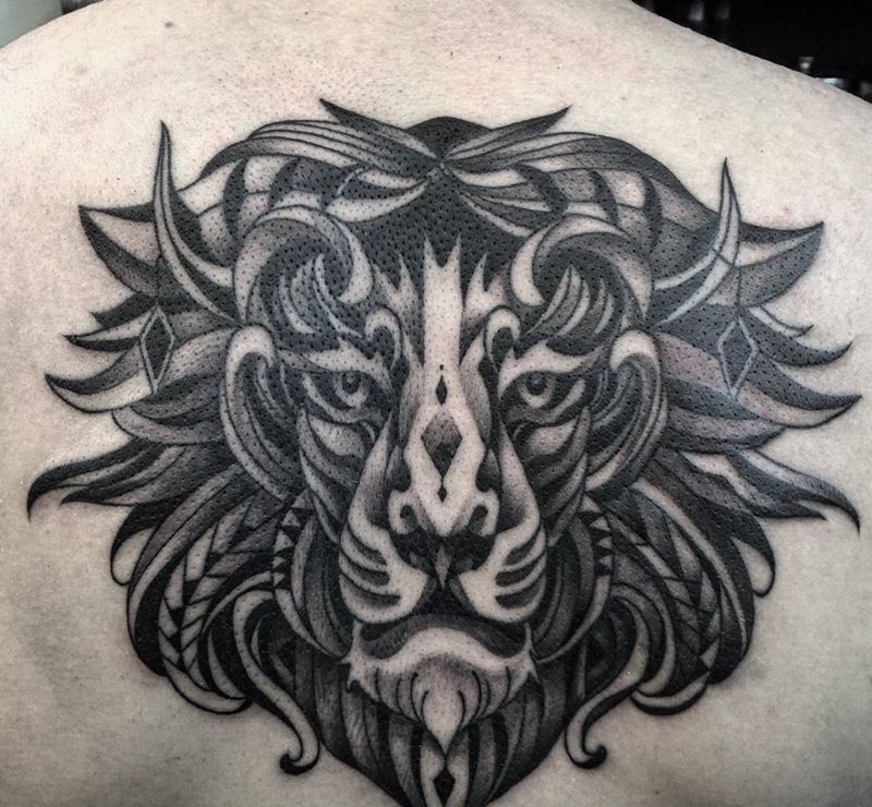 雄獅纹身图片_成品背部欧美原创动物几何設計纹身图案