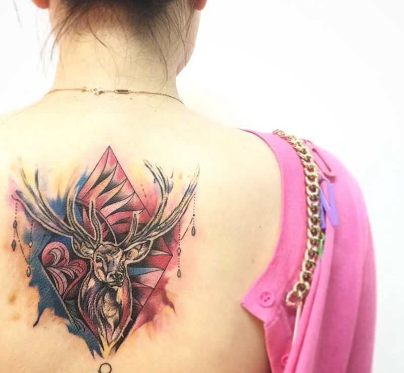 鹿纹身图片_成品背部欧美清新潑墨設計女孩紋身水彩暈染动物纹身图案