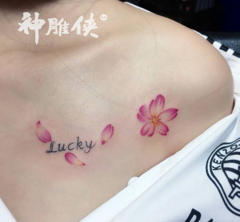 锁骨樱花纹身纹身图片_成品胸部清新写实情侣植物纹身图案
