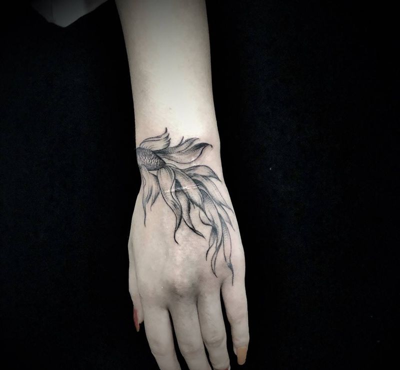 金鱼纹身图片_手部纹身图案