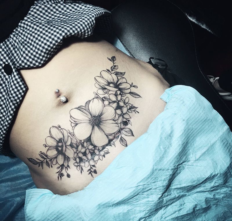 素花纹身图片_腹部素花纹身图案