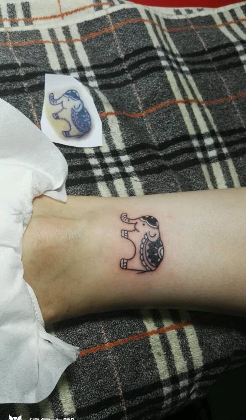 小象纹身图片_腿部纹身图案