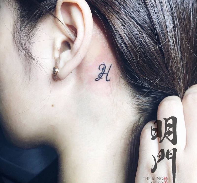 耳后小字母纹身图片