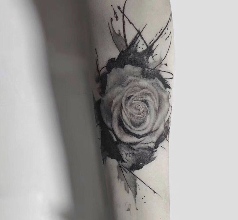 带刺的不一定是武器纹身图片_水墨纹身图案