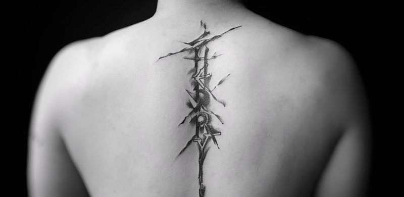 洋文与墨对话纹身图片_水墨纹身图案