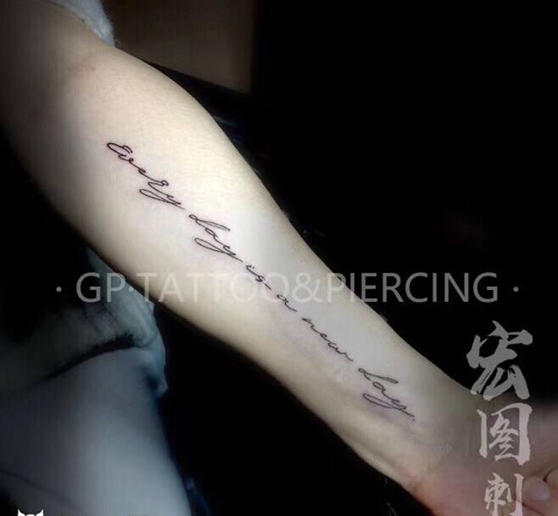 英文字母纹身图片_手臂花体字点刺小清新小字母英文纹身图案