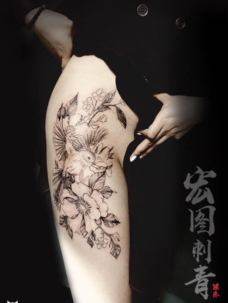 点刺花鸟纹身图片_臀部腿部点刺几何花鸟纹身图案
