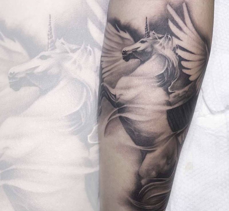 飞马独角兽纹身图片_手臂欧美写实纹身图案