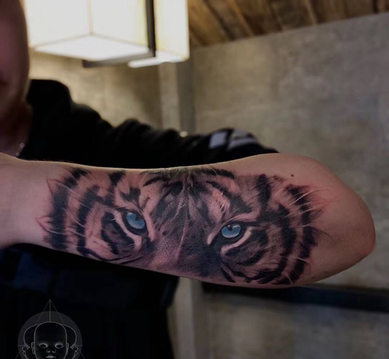 老虎纹身图片_手臂欧美写实纹身图案