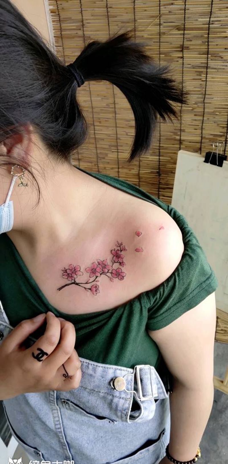 499梅花纹身图片_肩部水彩纹身图案