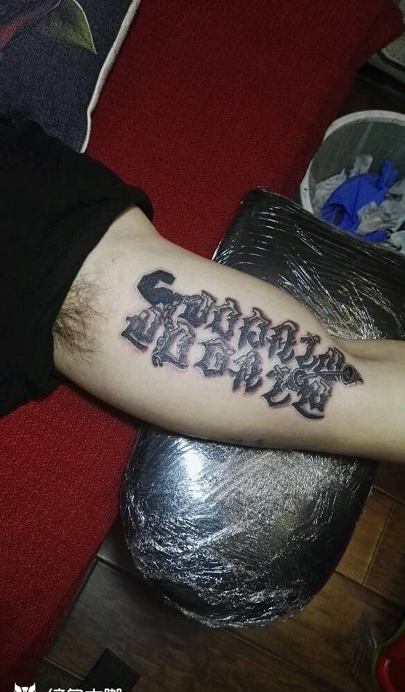 花体英文纹身图片_手臂传统人物成品纹身图案