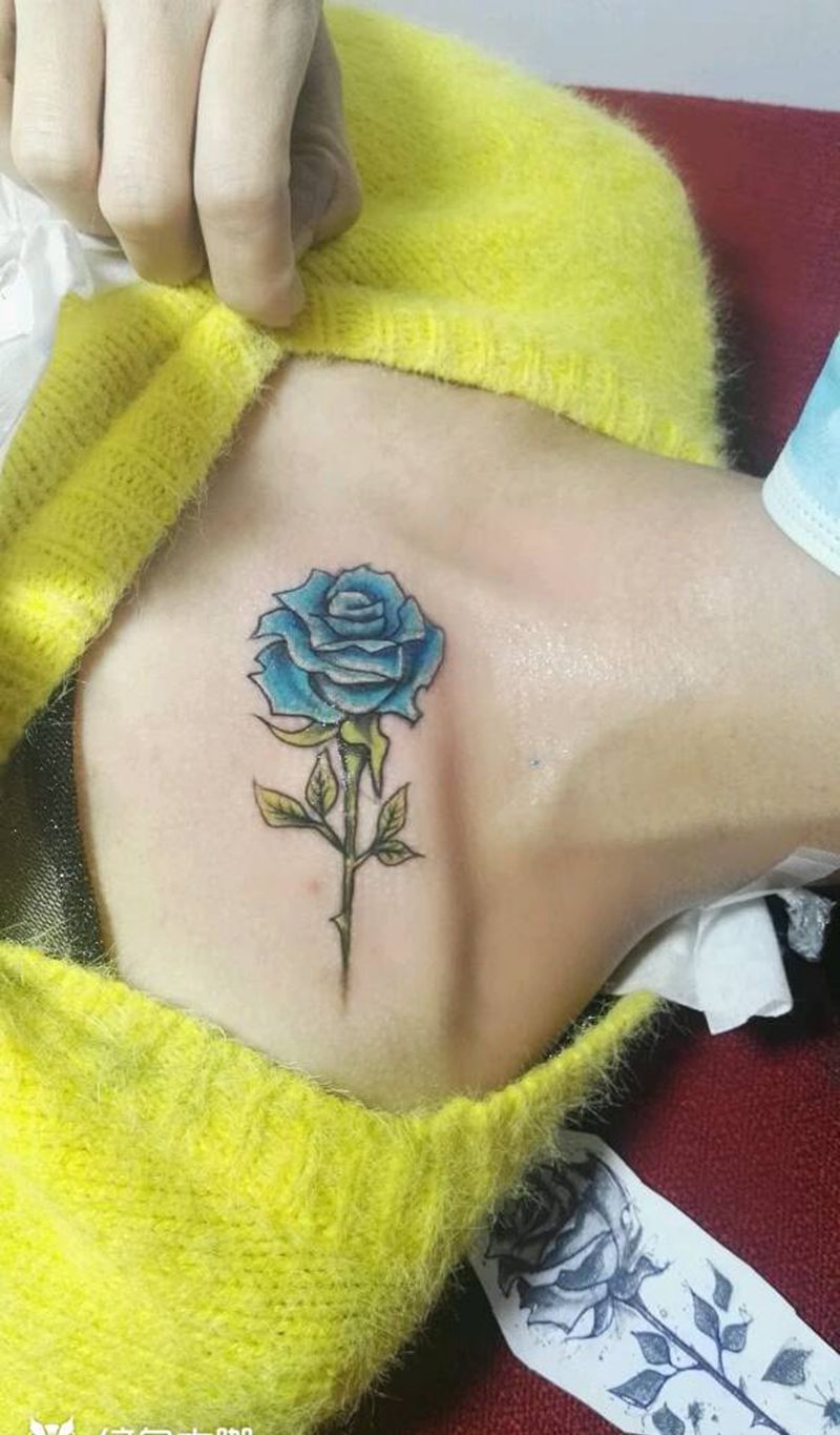 玫瑰遮盖天使翅膀纹身图片_肩部欧美植物成品纹身图案