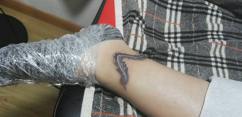 疤痕遮盖！凤羽纹身图片_腿部纹身图案