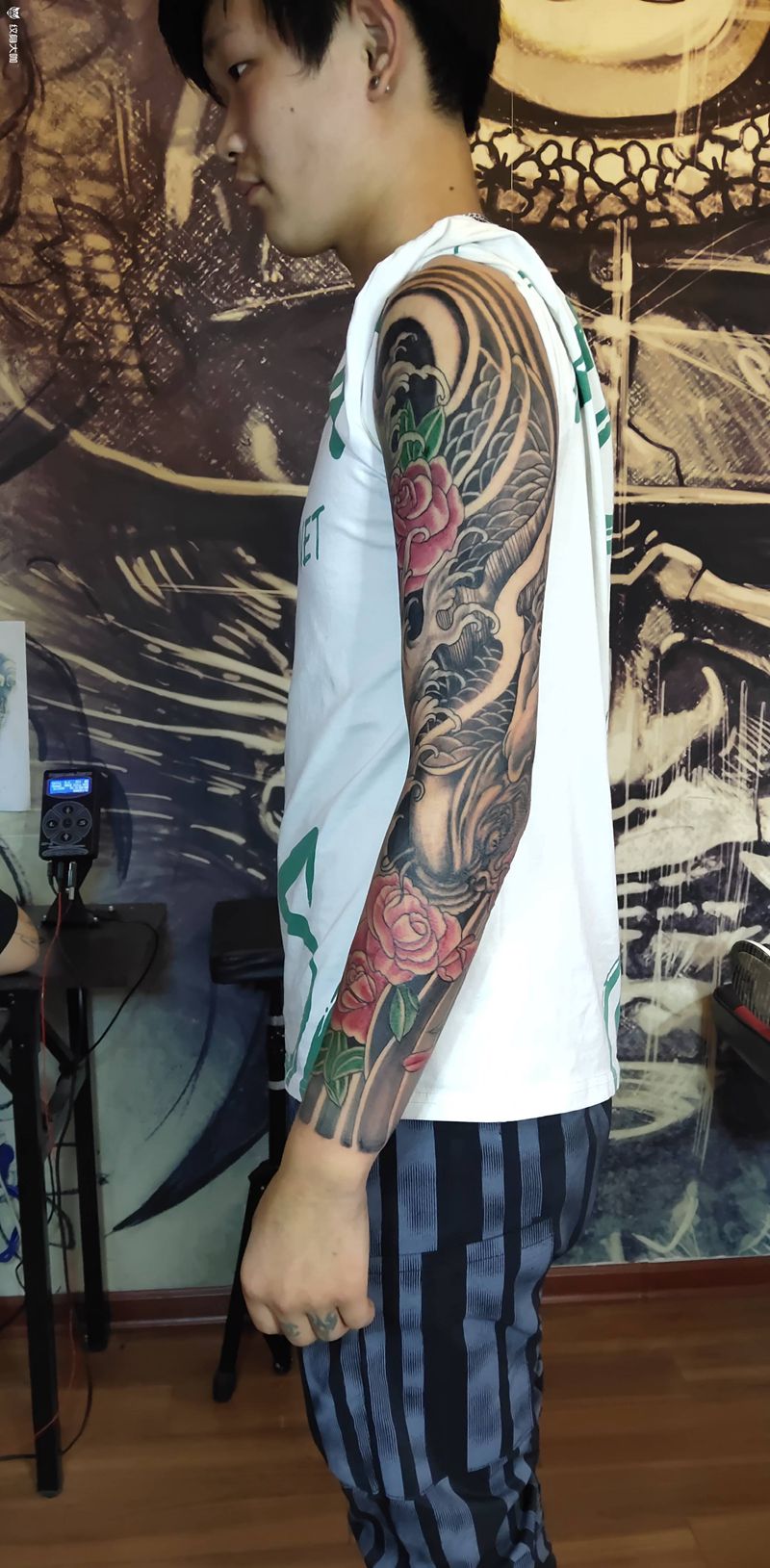 1999元鲤鱼花臂纹身图片_手臂新传统纹身图案