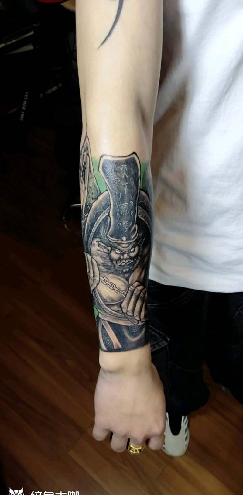 999包小臂黑无常纹身图片_手臂新传统纹身图案