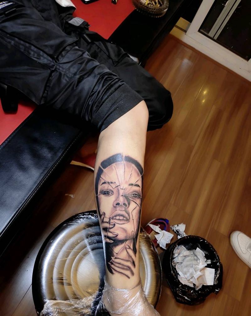 999元欧美妹子纹身图片_脚部欧美写实纹身图案