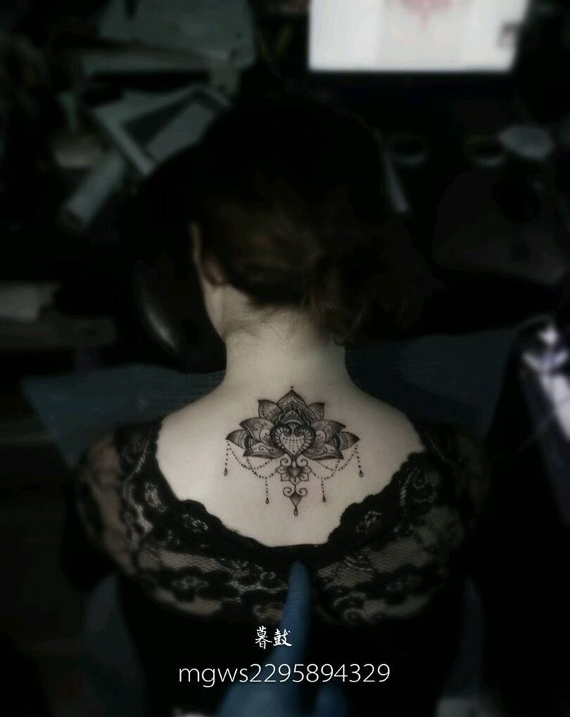 梵花纹身图片_颈部成品纹身图案