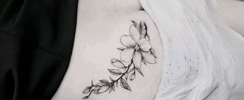 素花遮疤纹身图片_臀部腰部纹身图案