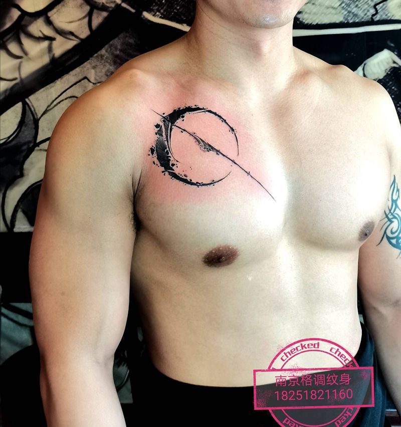 699暗黑月纹身图片_胸部水墨点刺纹身图案