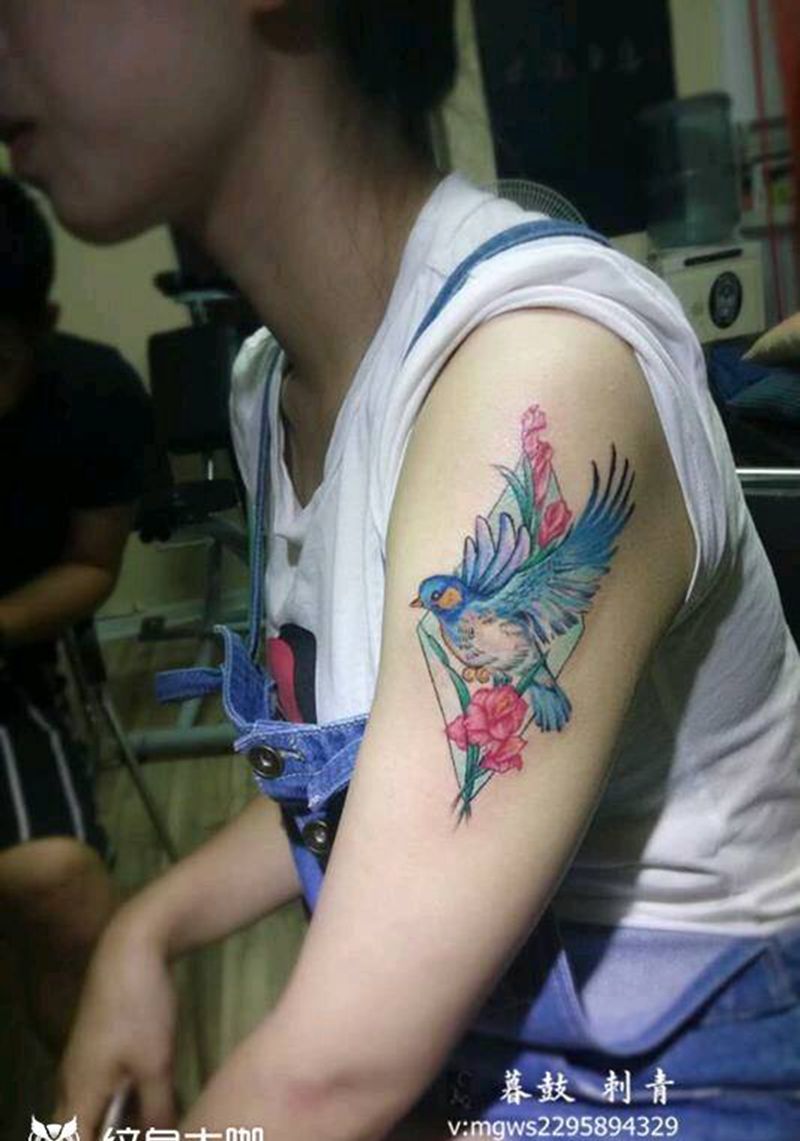 美女与niao纹身图片_手臂清新动物原创成品纹身图案