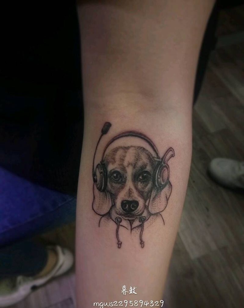 带耳机的猫纹身图片_手臂写实动物原创成品纹身图案