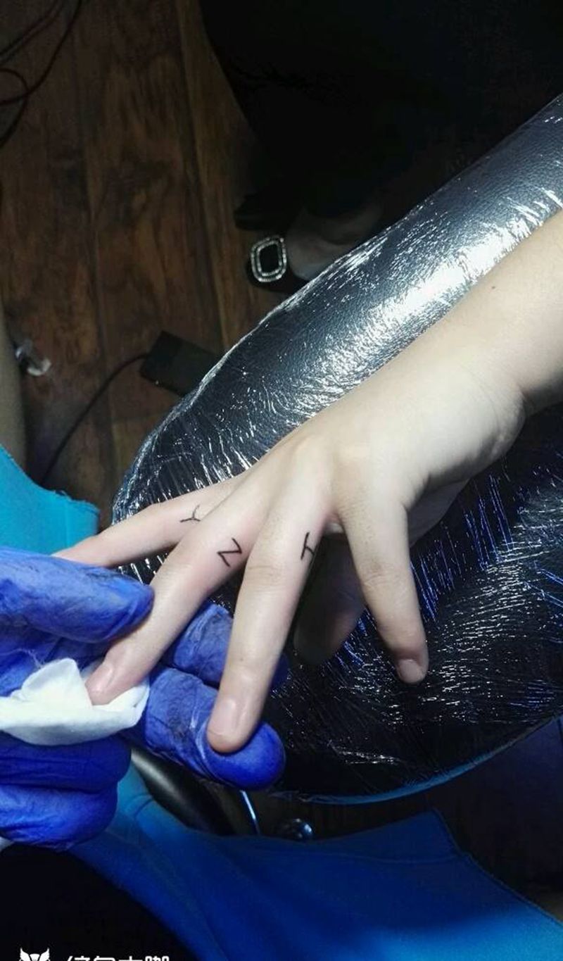 字母纹身图片_手部欧美字符成品纹身图案