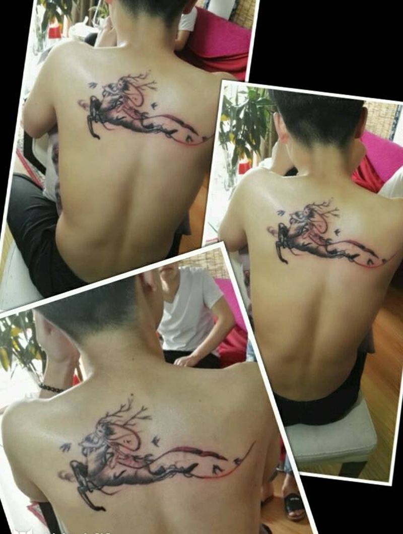 鹿纹身图片_背部纹身图案