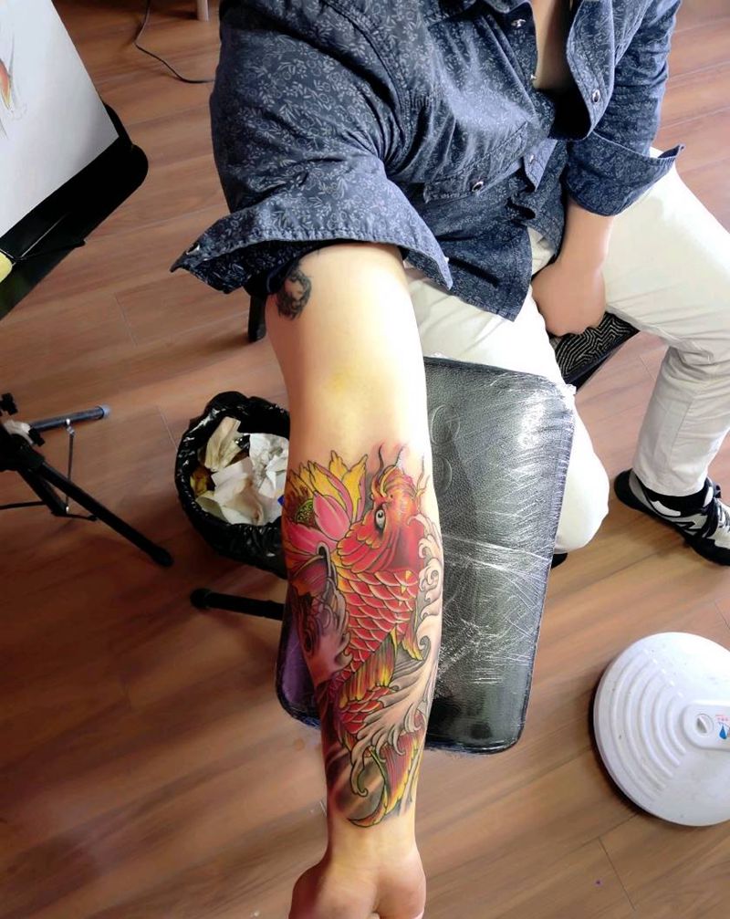 小臂鲤鱼纹身图片_手部新传统纹身图案