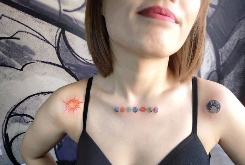 宇宙9星纹身图片_胸部New School水彩纹身图案