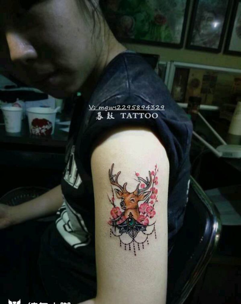 鹿与神秘的女杀手纹身图片_手臂清新动物原创成品纹身图案