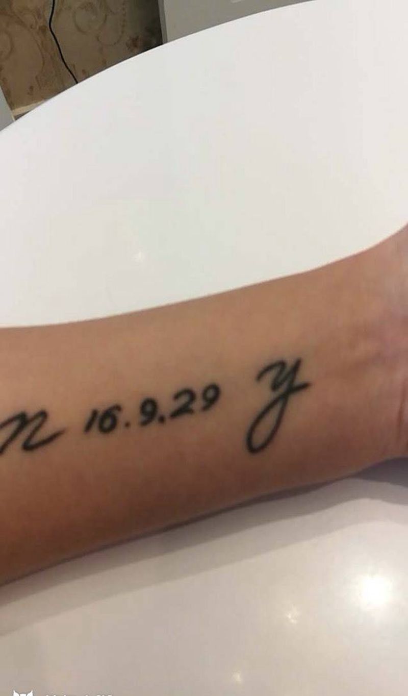 第一个是用羽毛遮盖字母！纹身图片