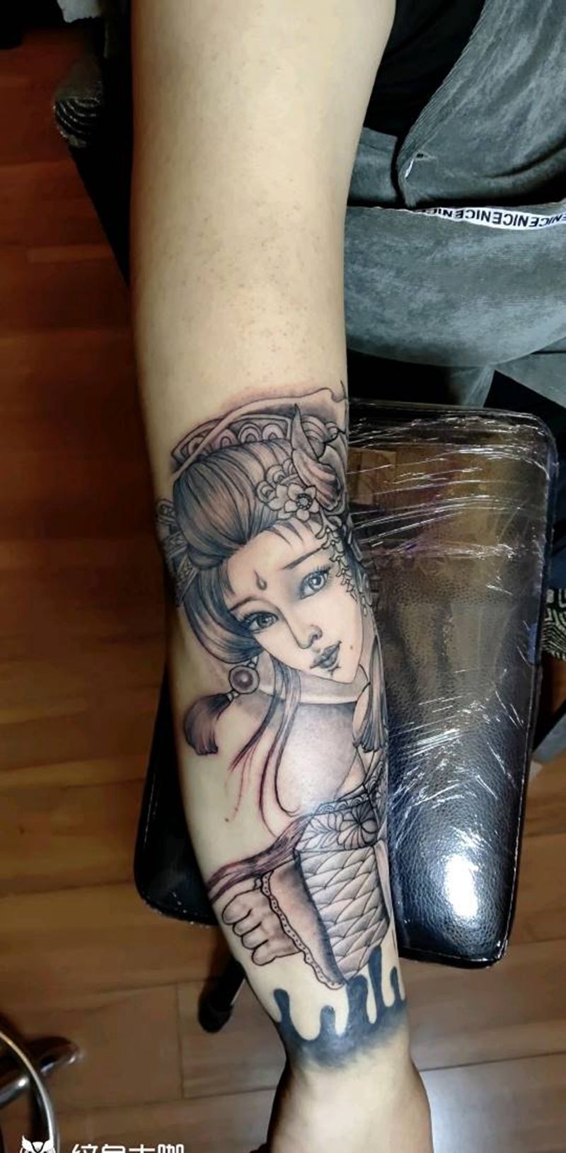 999元包小臂未完成纹身图片_手部新传统纹身图案