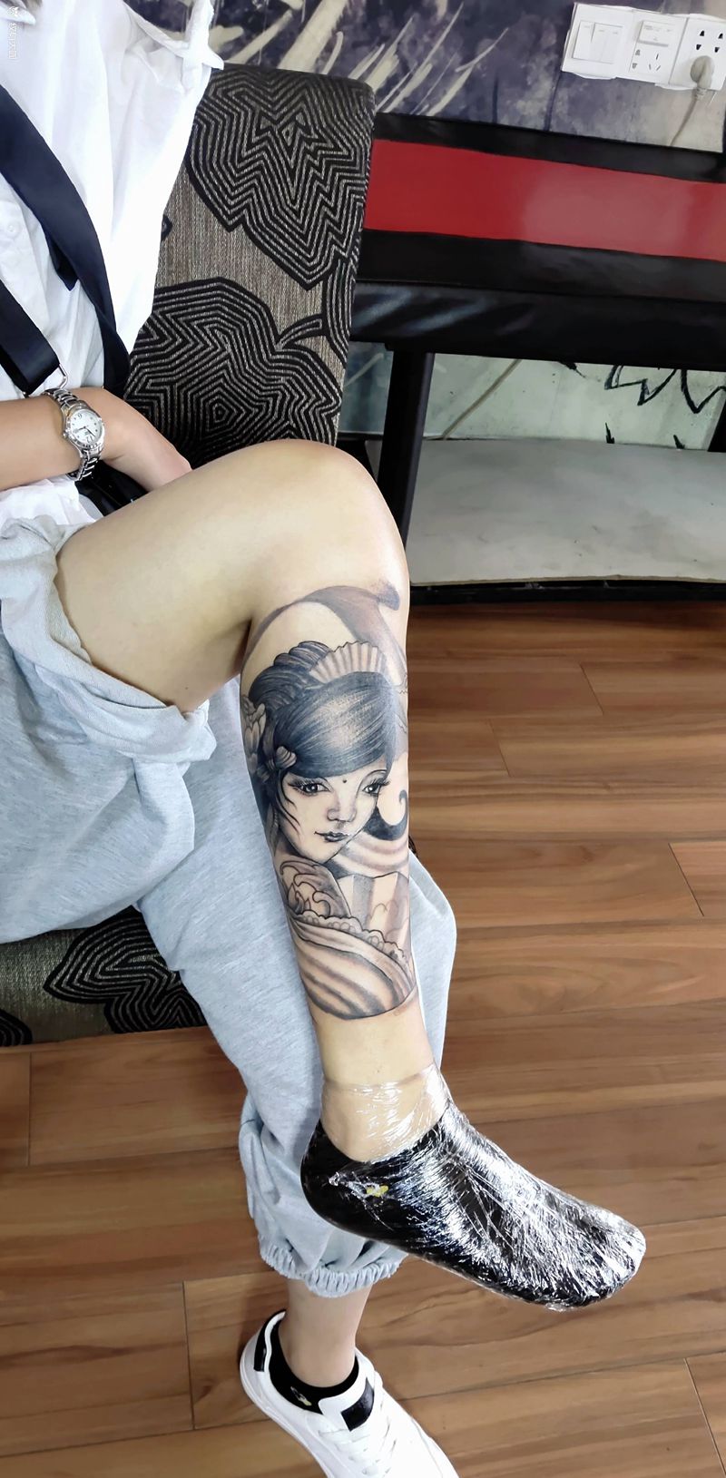 999元小腿艺伎纹身图片_腿部新传统纹身图案