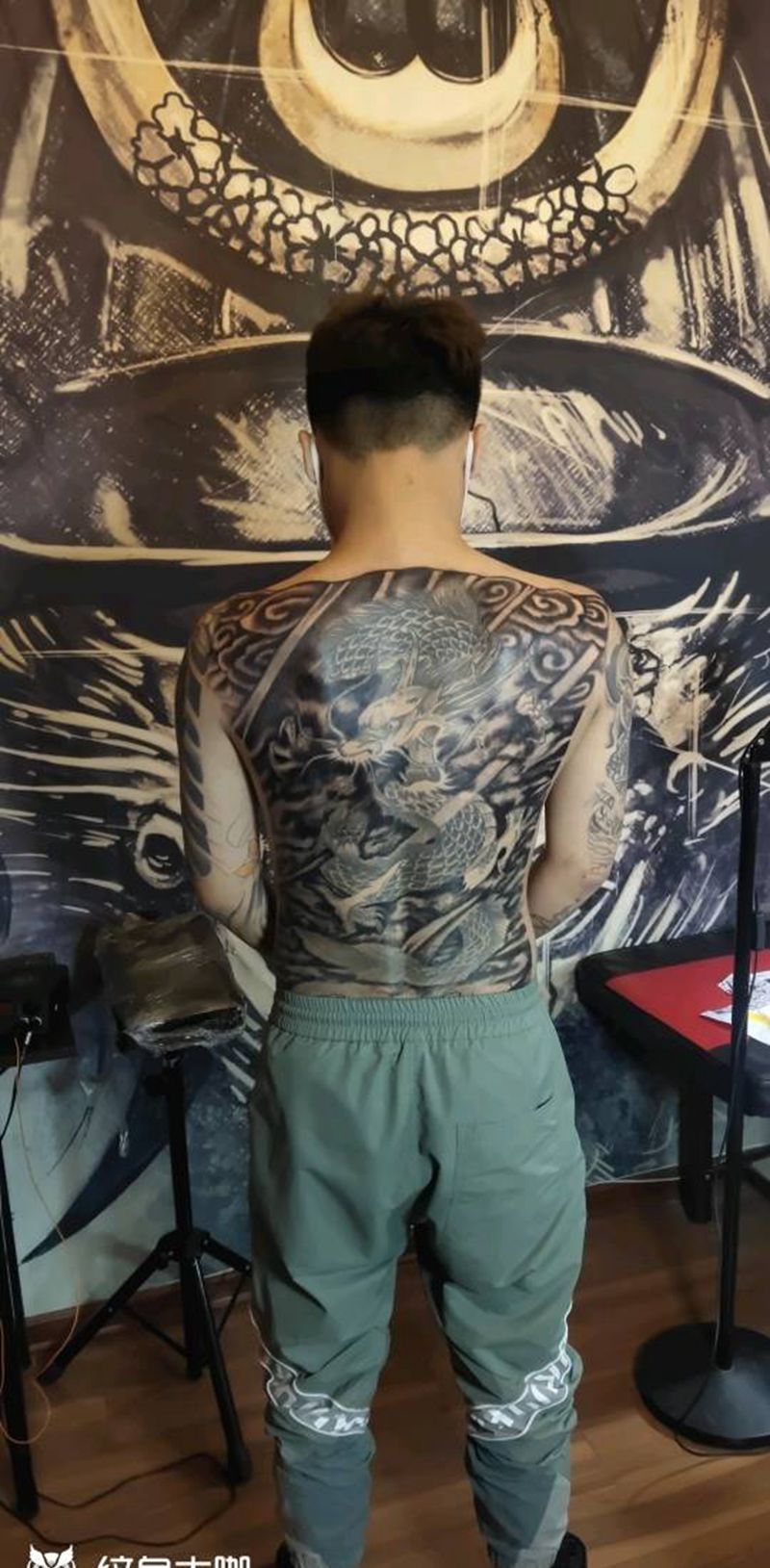 1499元就能翻新背景纹身图片_背部老传统纹身图案