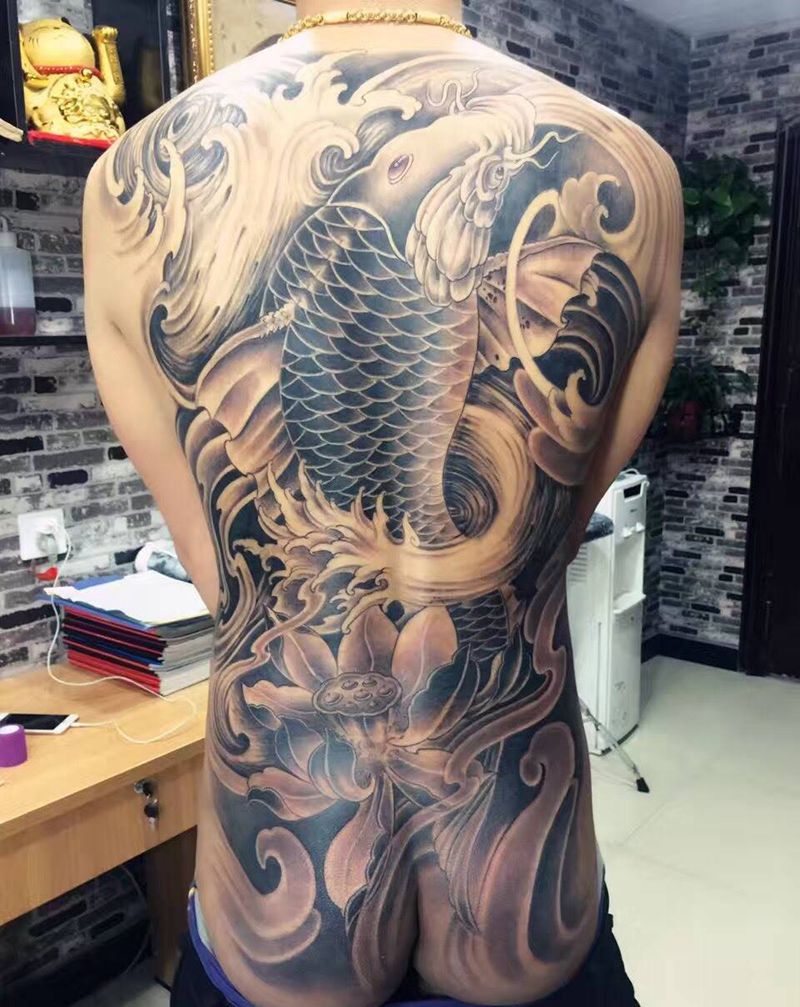 连年有余纹身图片_传统动物背部纹身图案