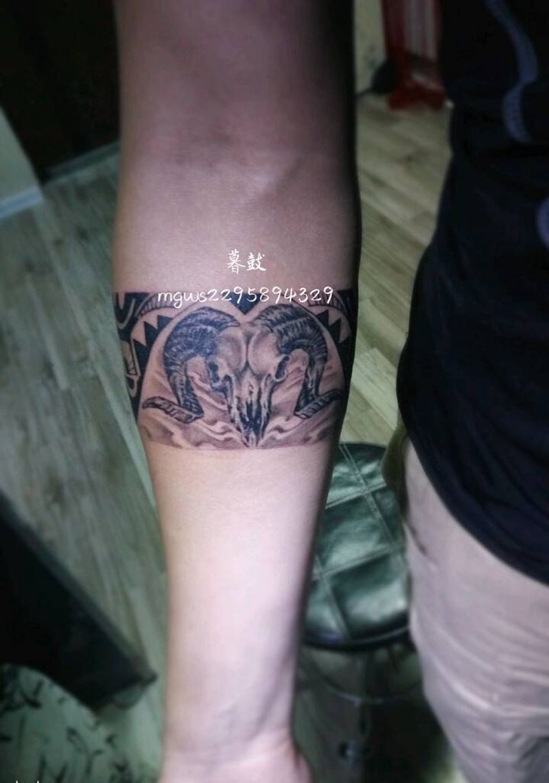 九哥的原创臂环纹身图片_手臂写实图腾原创纹身图案