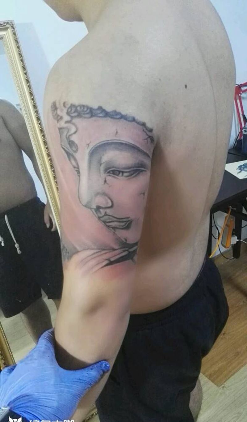 大臂佛头纹身图片_手臂纹身图案