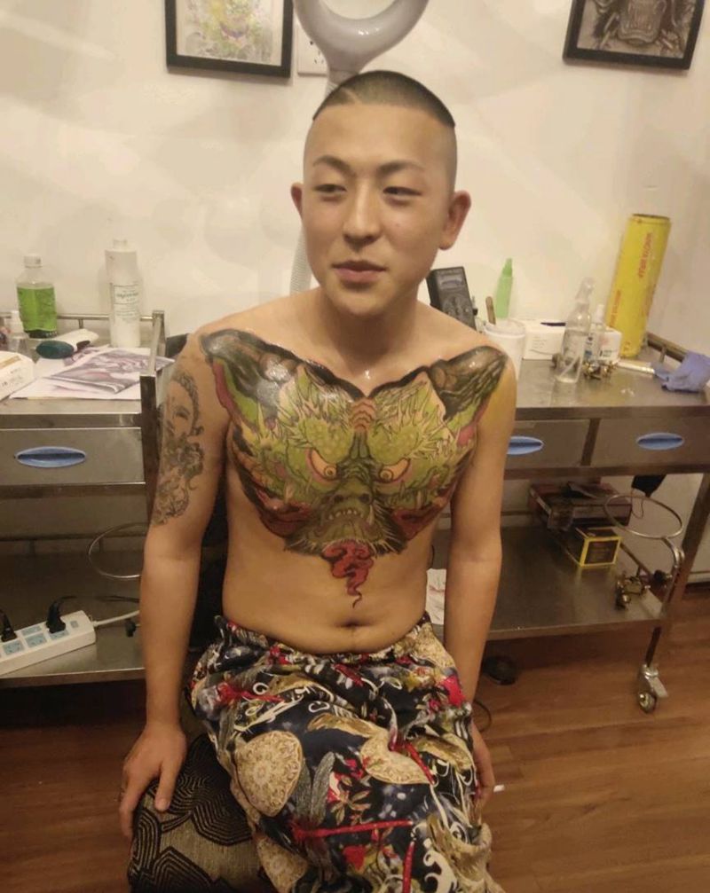 花胸龙纹身图片_胸部纹身图案