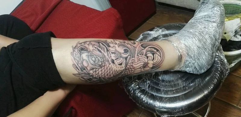 鲤鱼下次上彩！纹身图片_腿部传统动物成品纹身图案