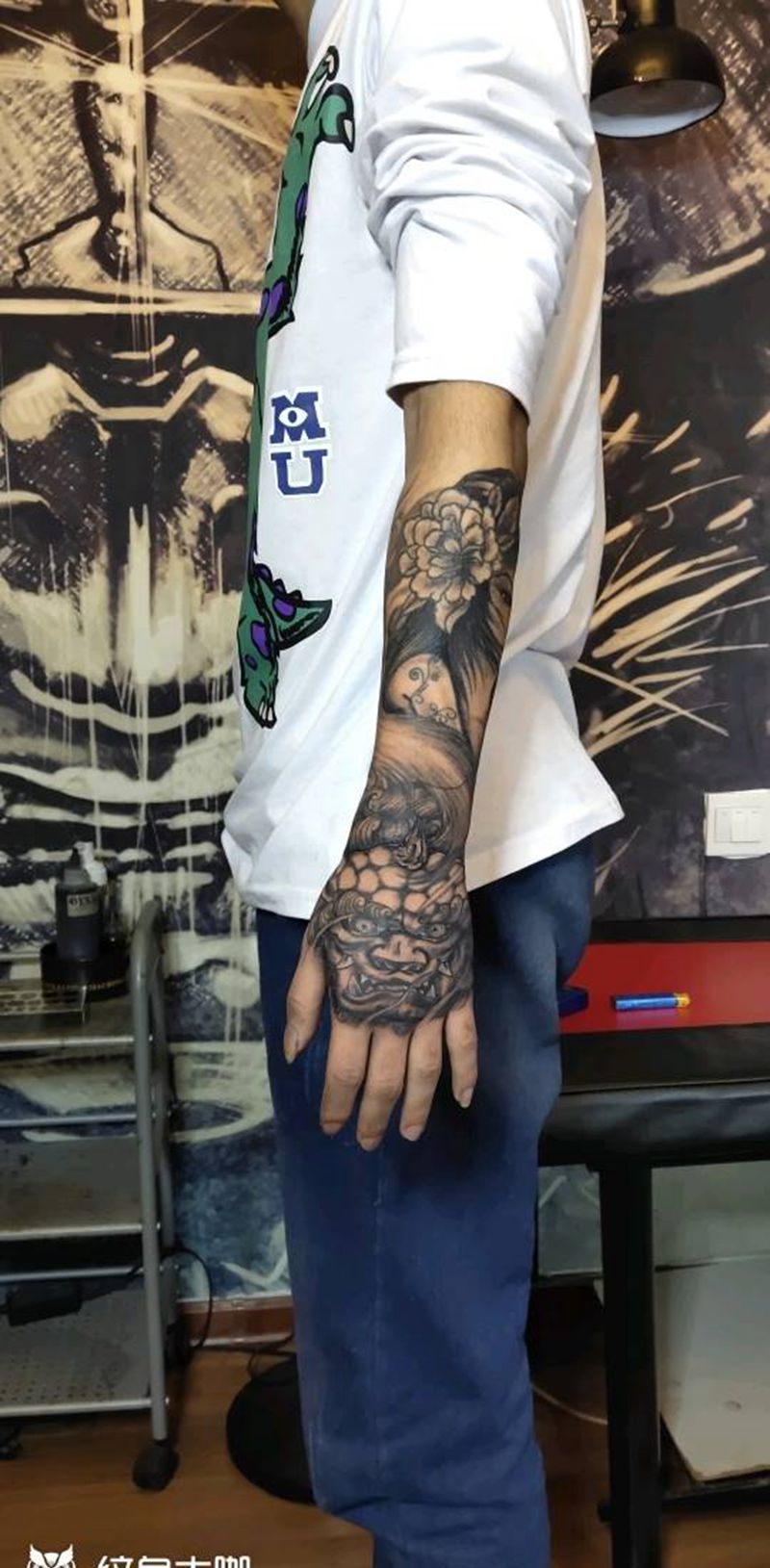 599元唐狮花手纹身图片_手部新传统纹身图案